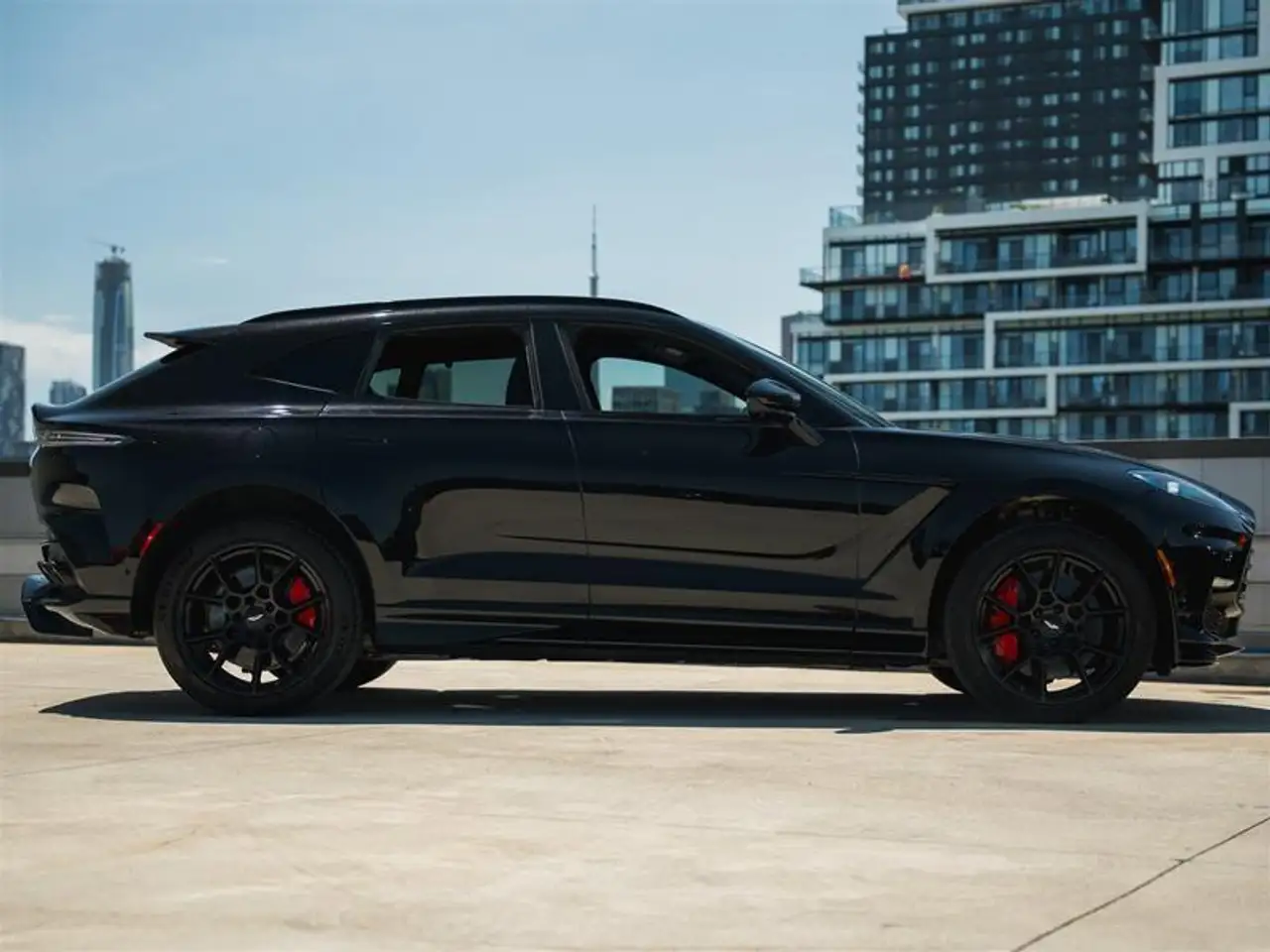 Aston Martin DBX - Image 5