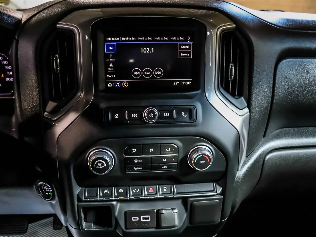 Chevrolet Silverado 1500 - Image 24