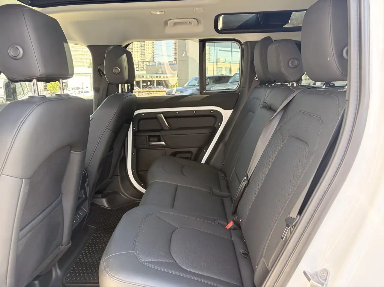 Land Rover Defender - Image 24
