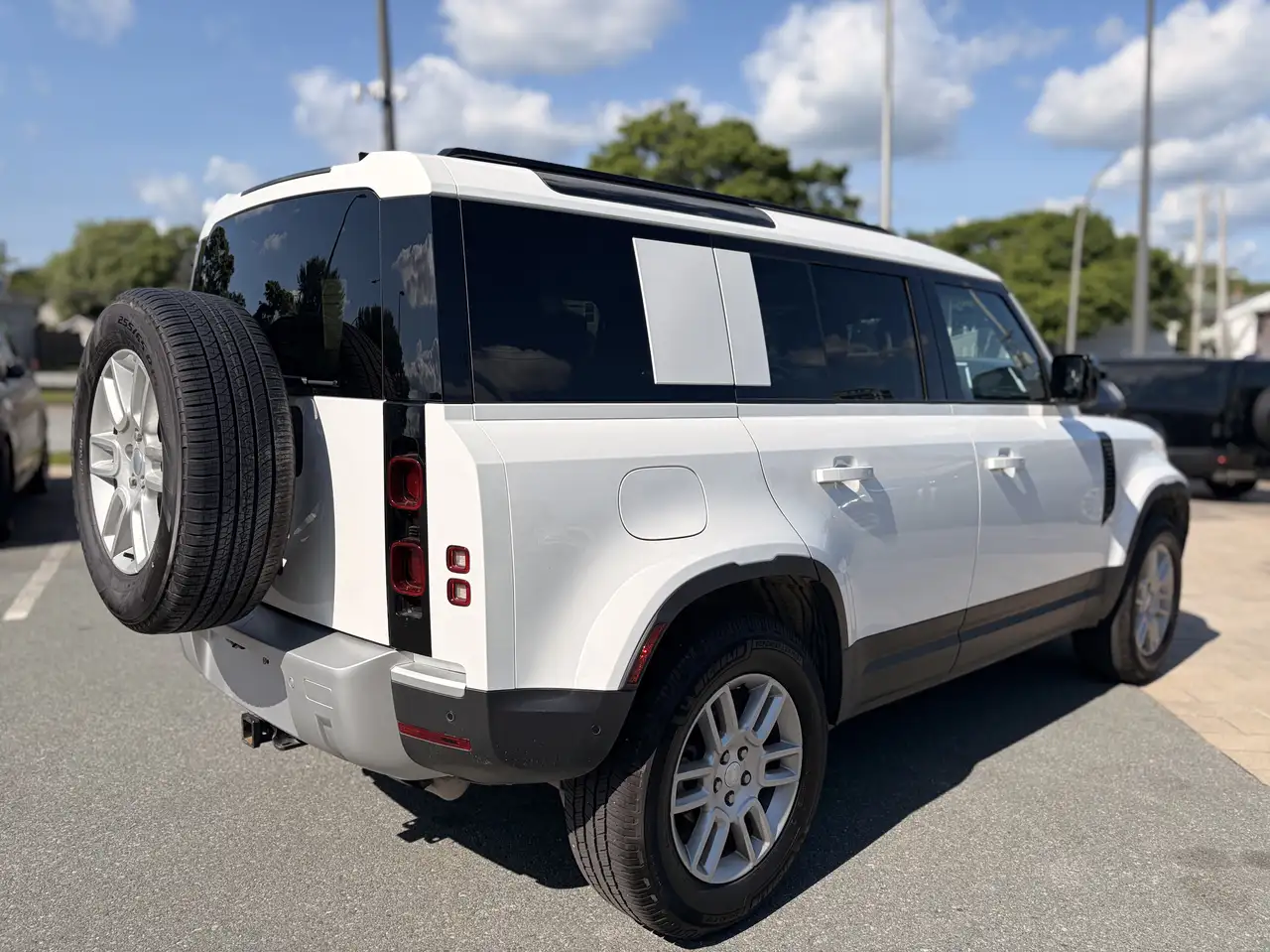 Land Rover Defender - Image 7