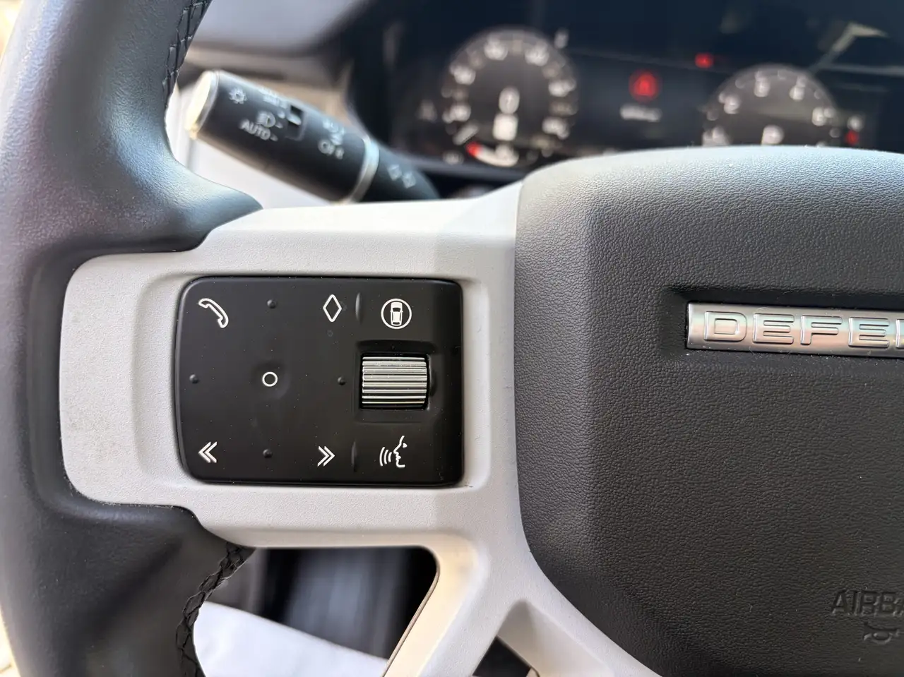 Land Rover Defender - Image 22