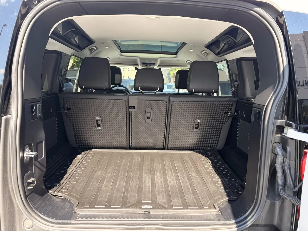Land Rover Defender - Image 31