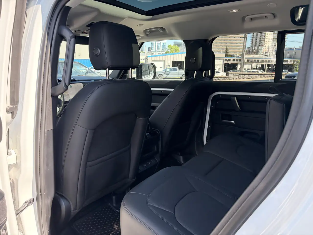 Land Rover Defender - Image 25