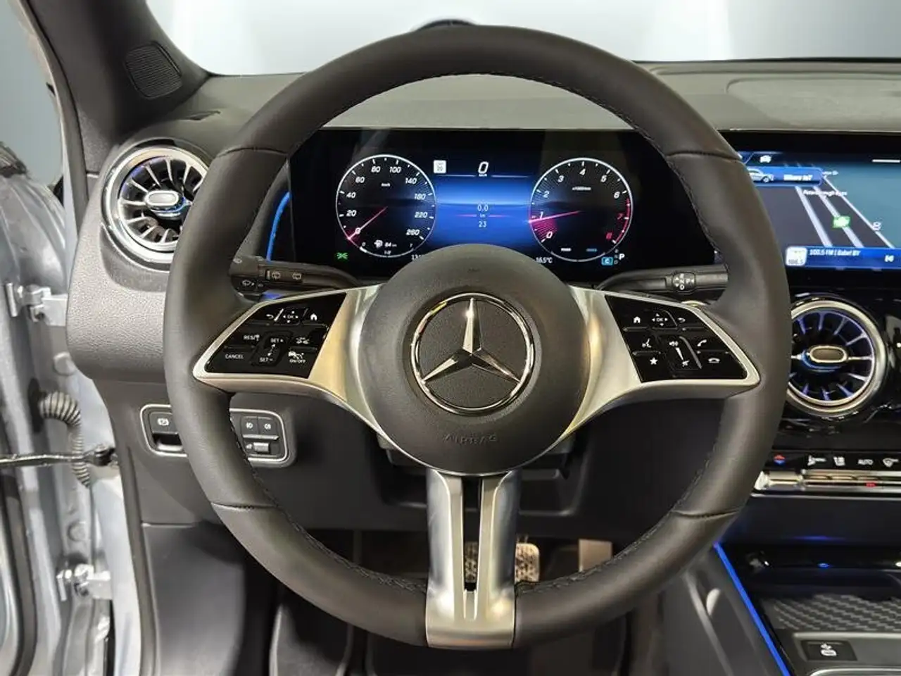 Mercedes-Benz GLB - Image 14