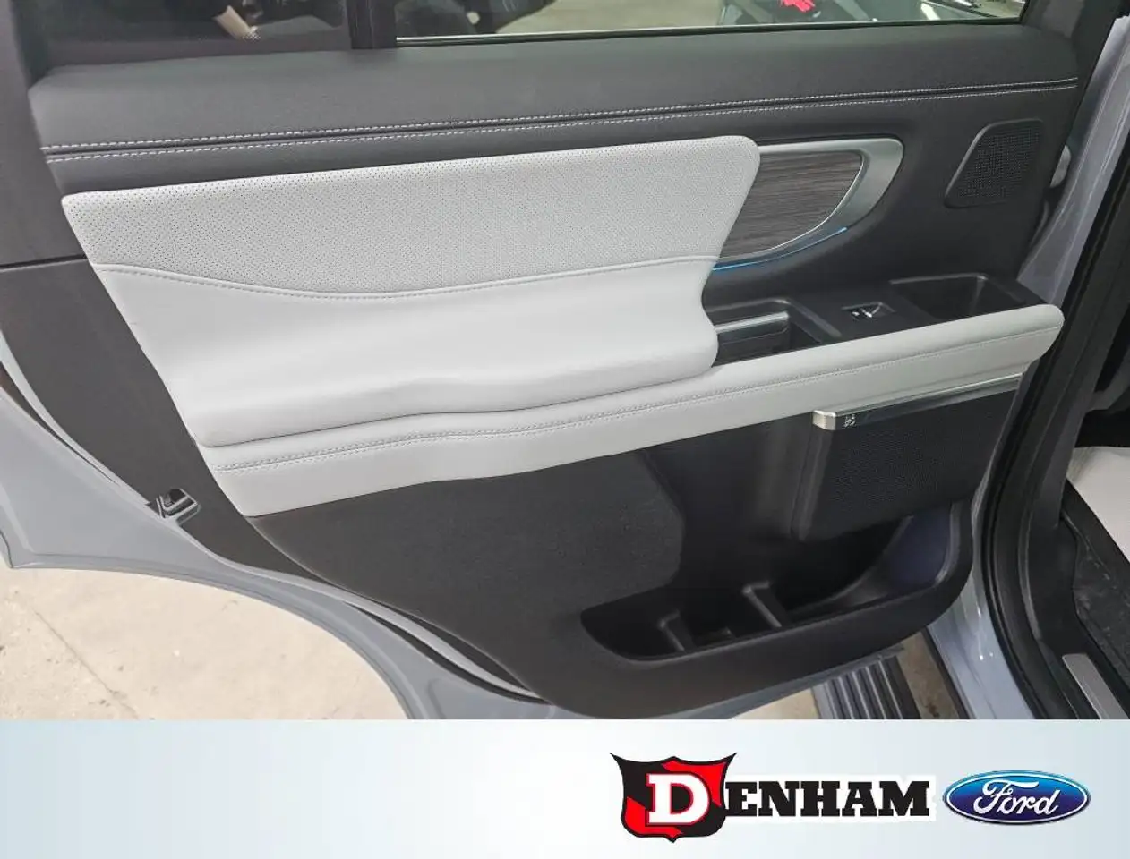 Ford Expedition - Image 10