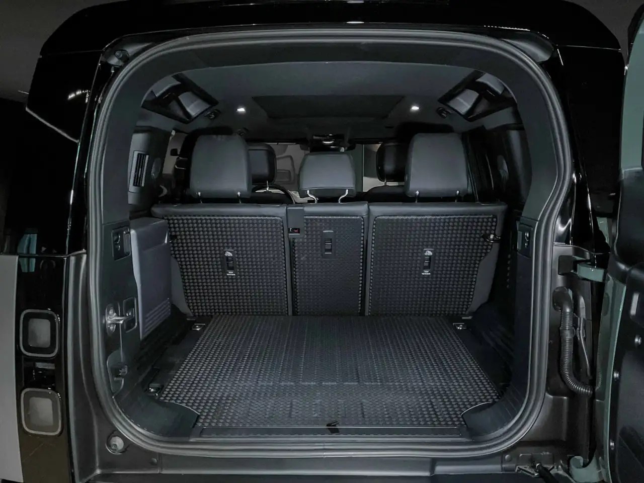 Land Rover Defender - Image 22