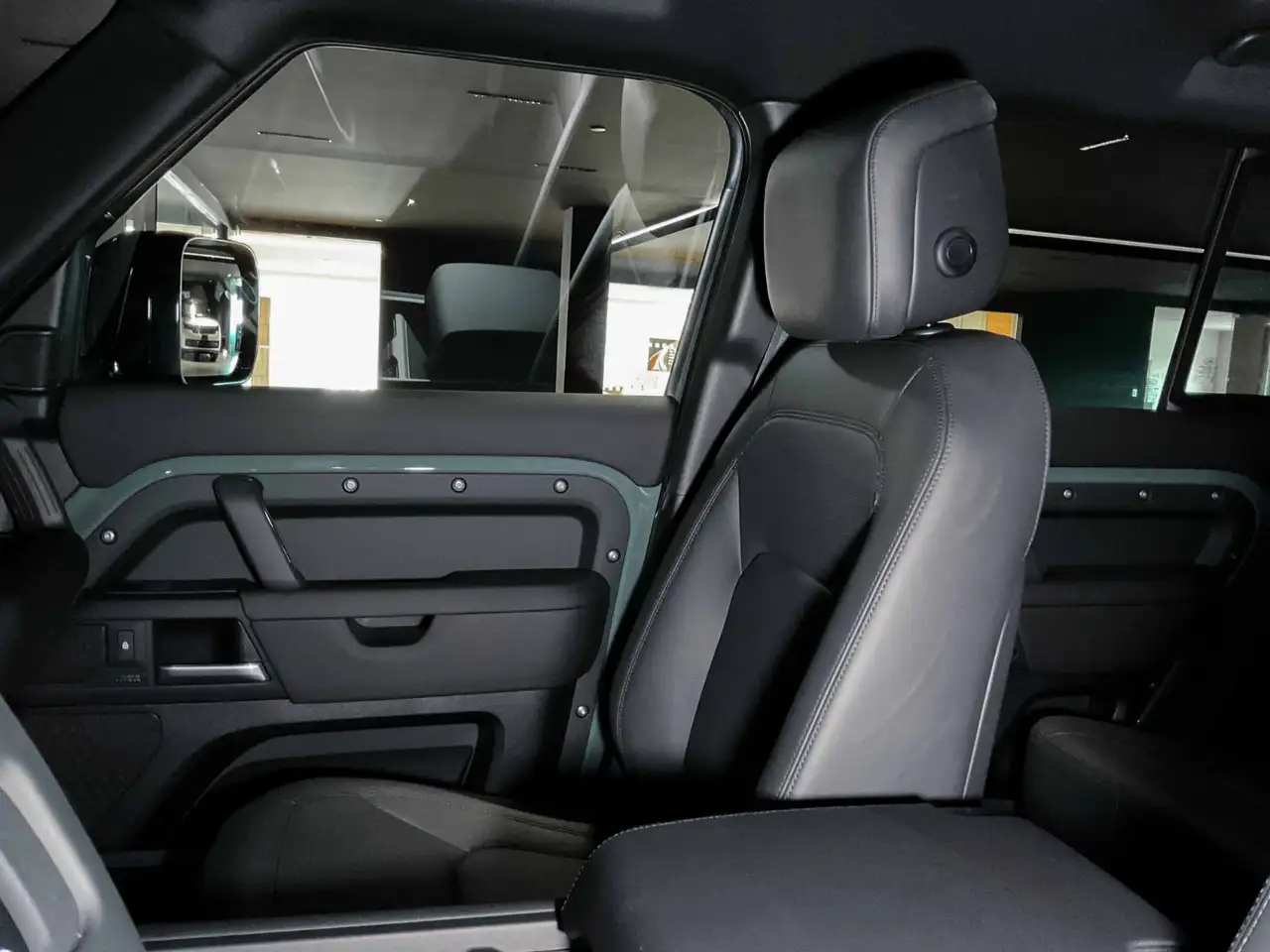Land Rover Defender - Image 20