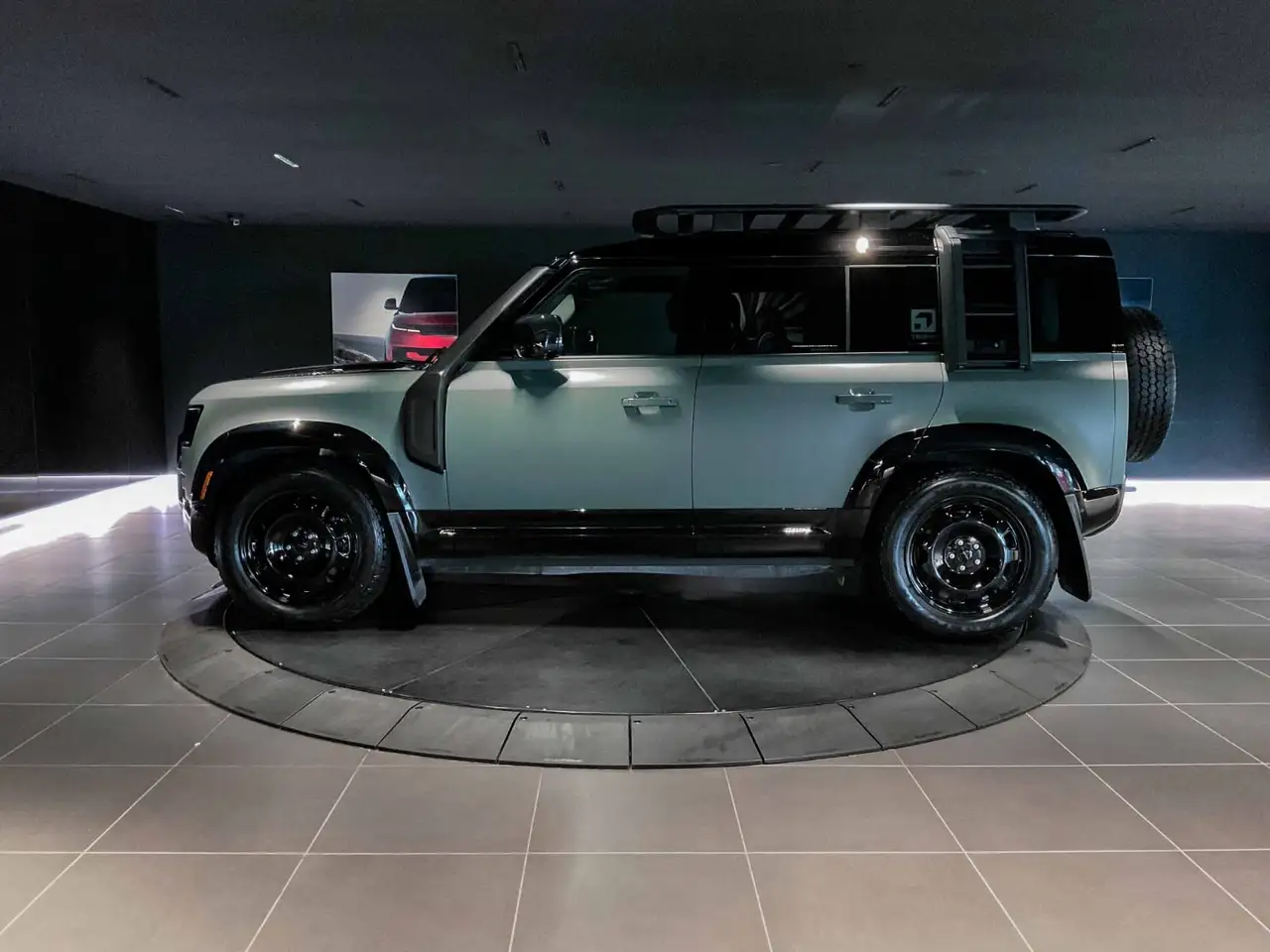 Land Rover Defender - Image 5