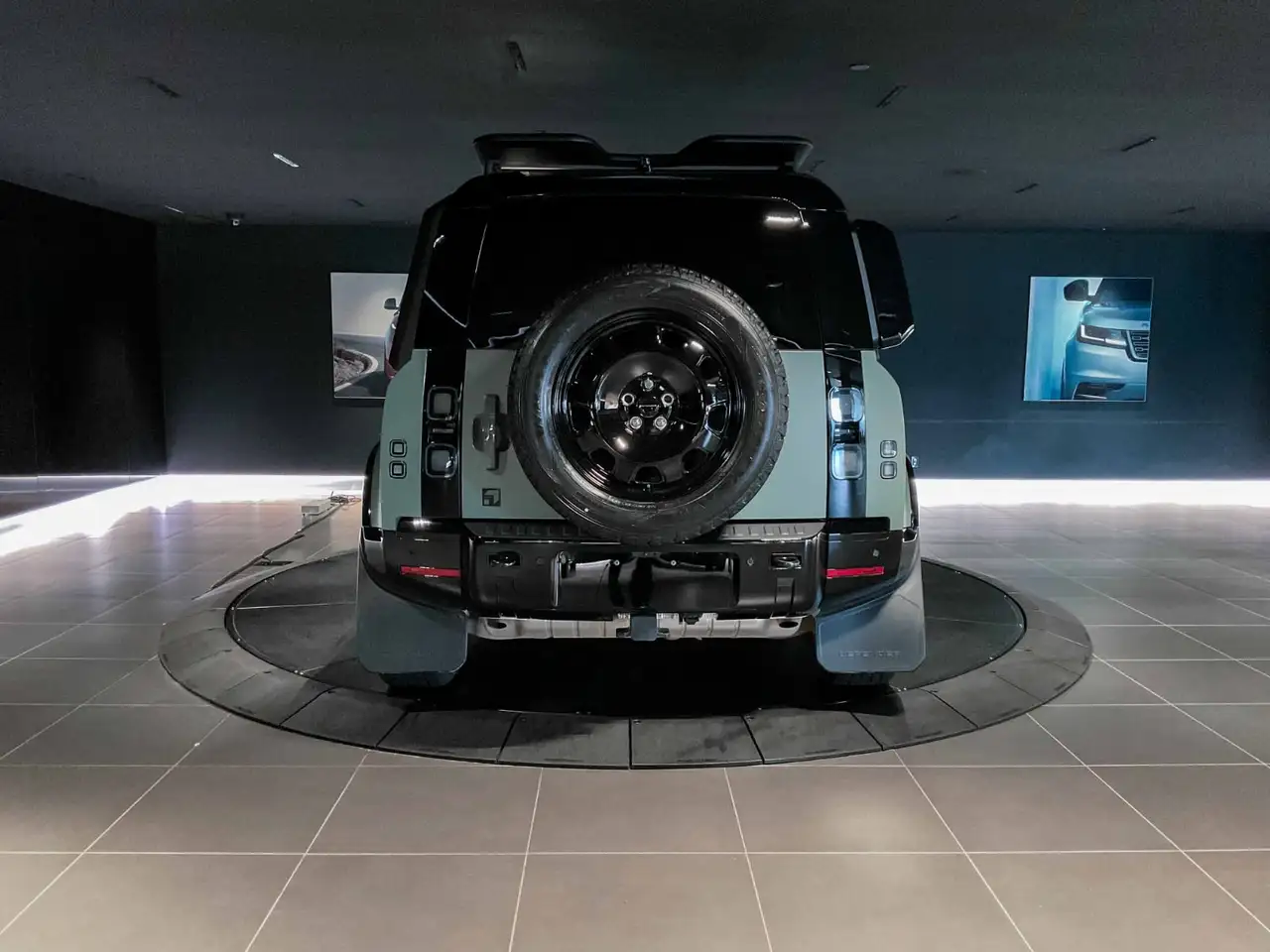 Land Rover Defender - Image 7