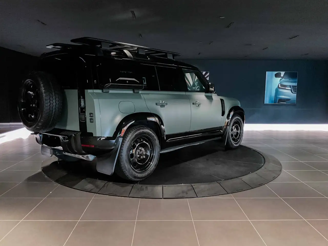 Land Rover Defender - Image 8