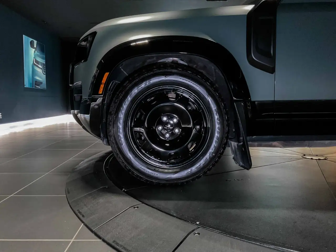 Land Rover Defender - Image 10