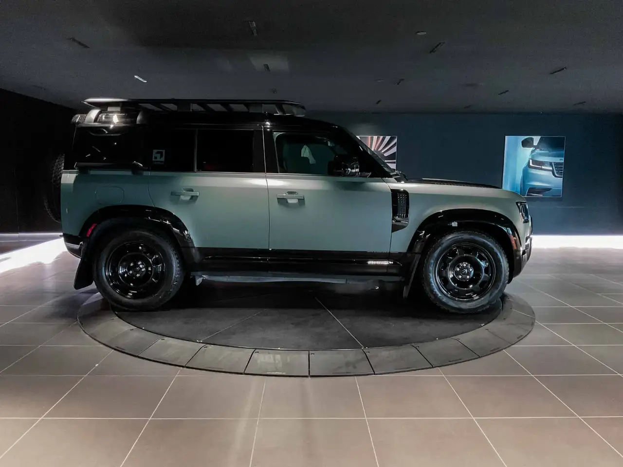 Land Rover Defender - Image 4