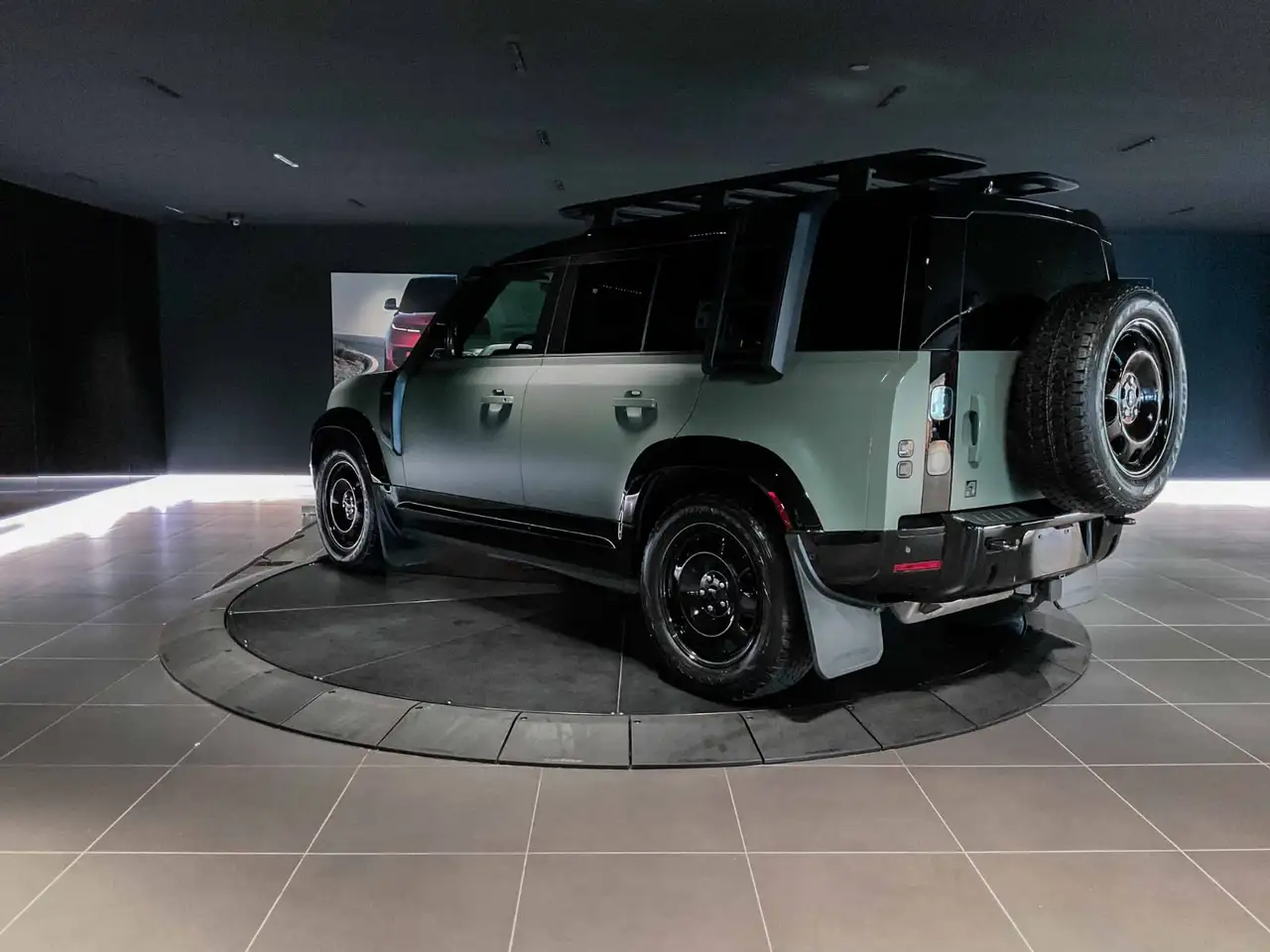 Land Rover Defender - Image 6