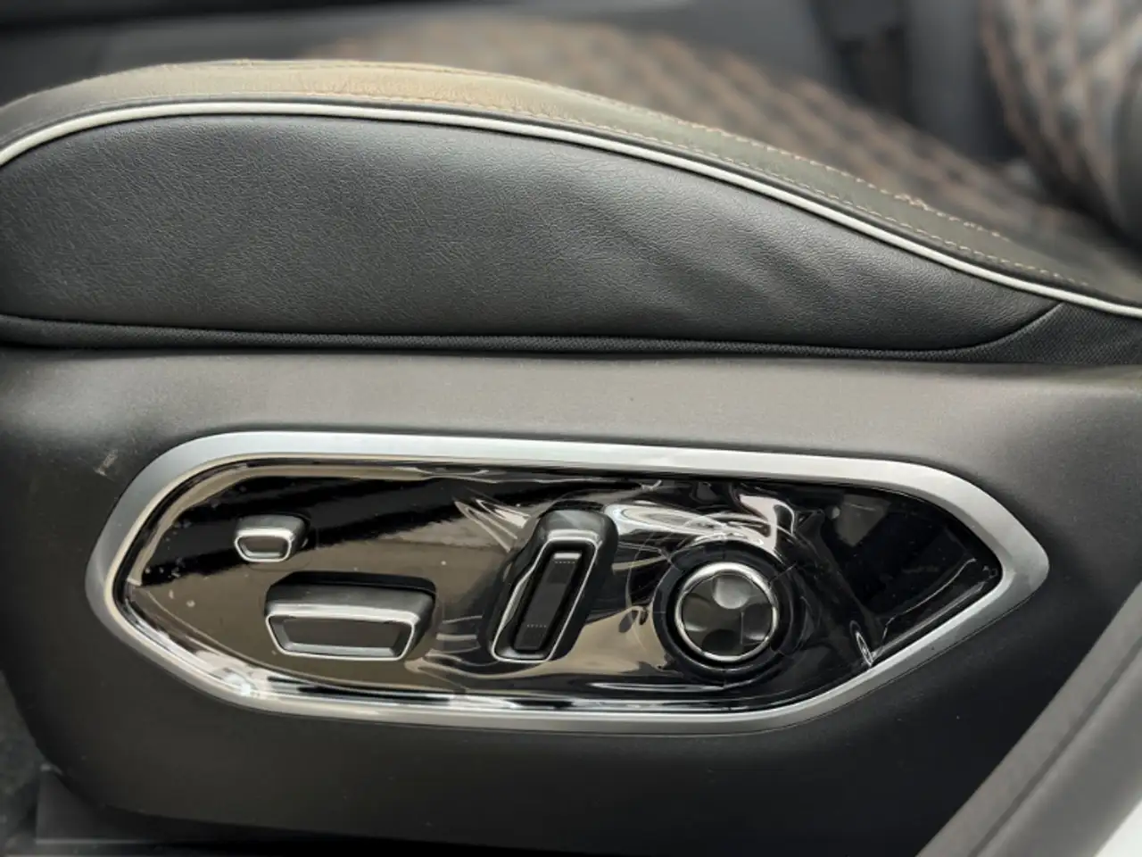 Jeep Grand Cherokee - Image 19