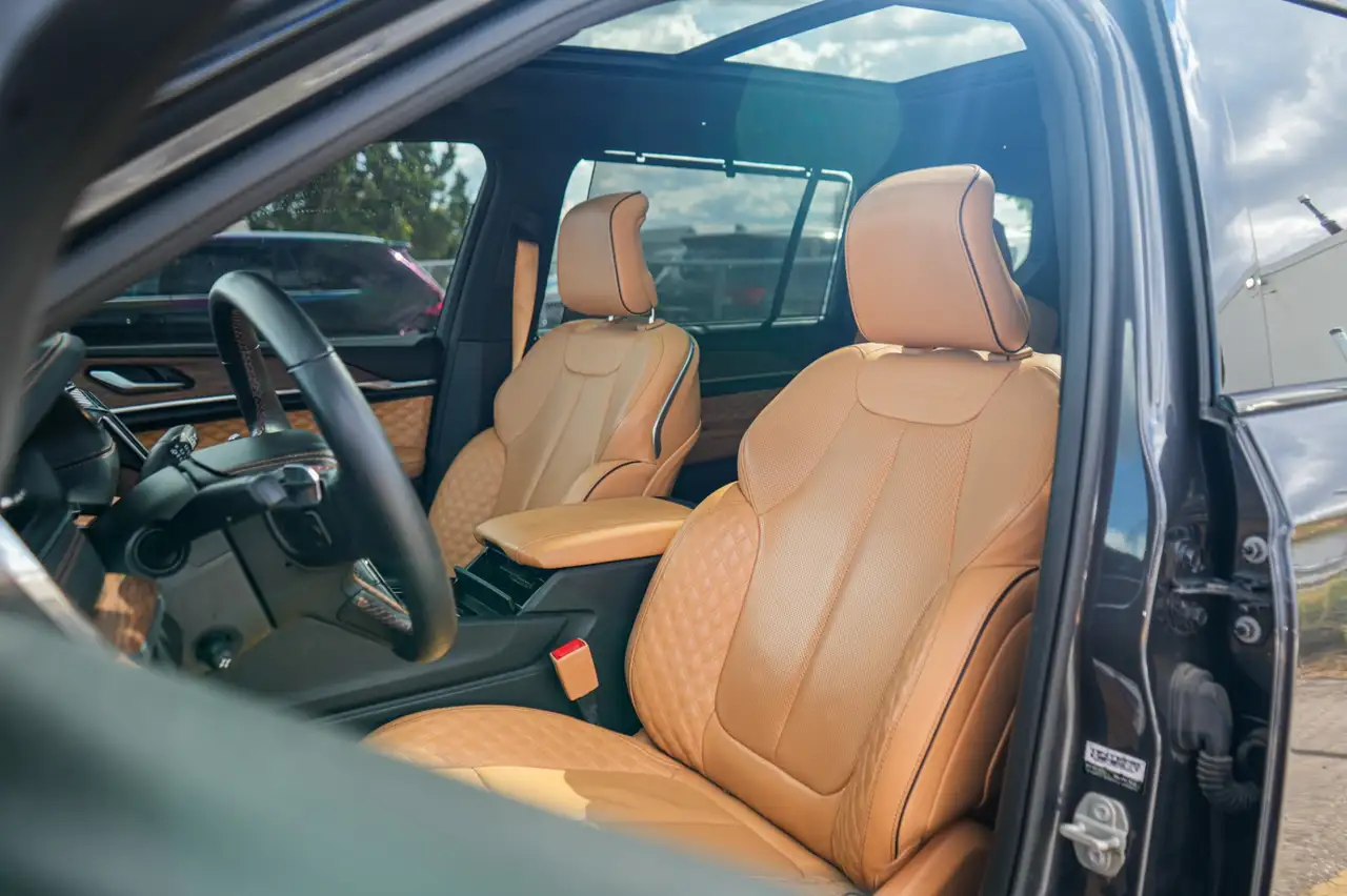 Jeep Grand Cherokee - Image 16
