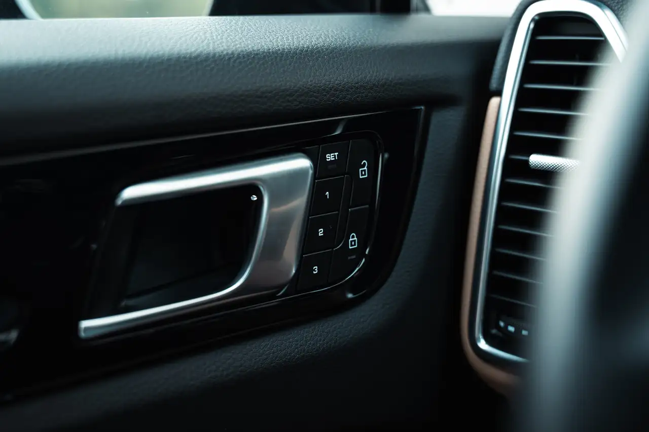 Porsche Cayenne - Image 27