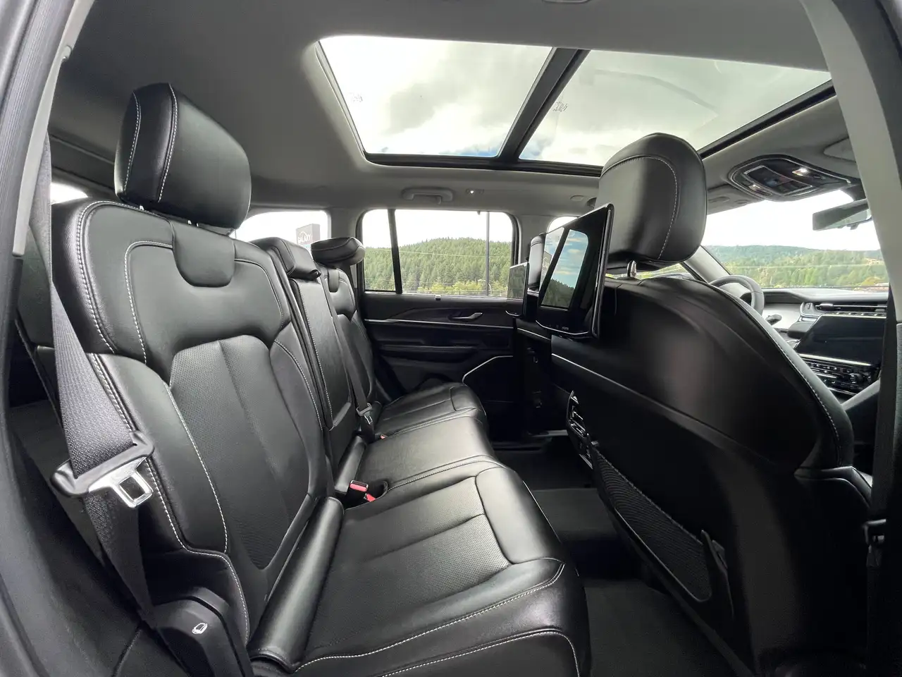Jeep Grand Cherokee - Image 32