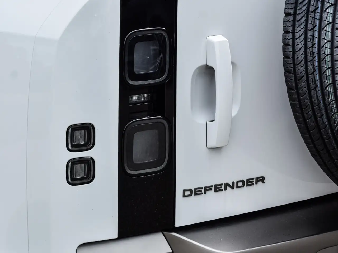 Land Rover Defender - Image 6