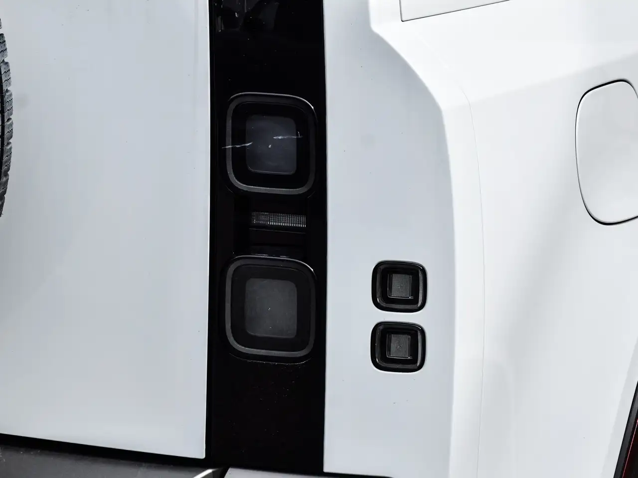 Land Rover Defender - Image 7