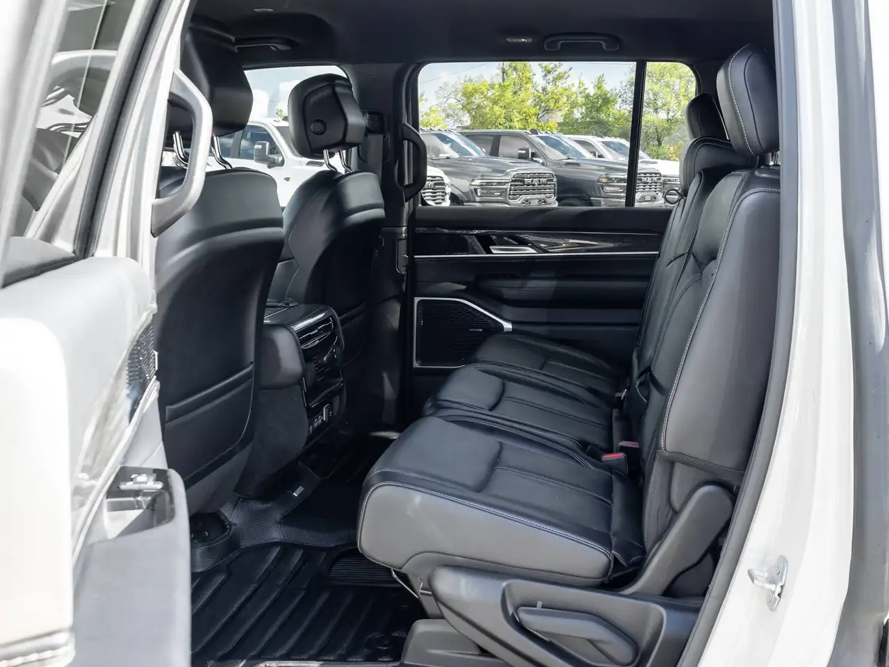 Jeep Wagoneer - Image 25