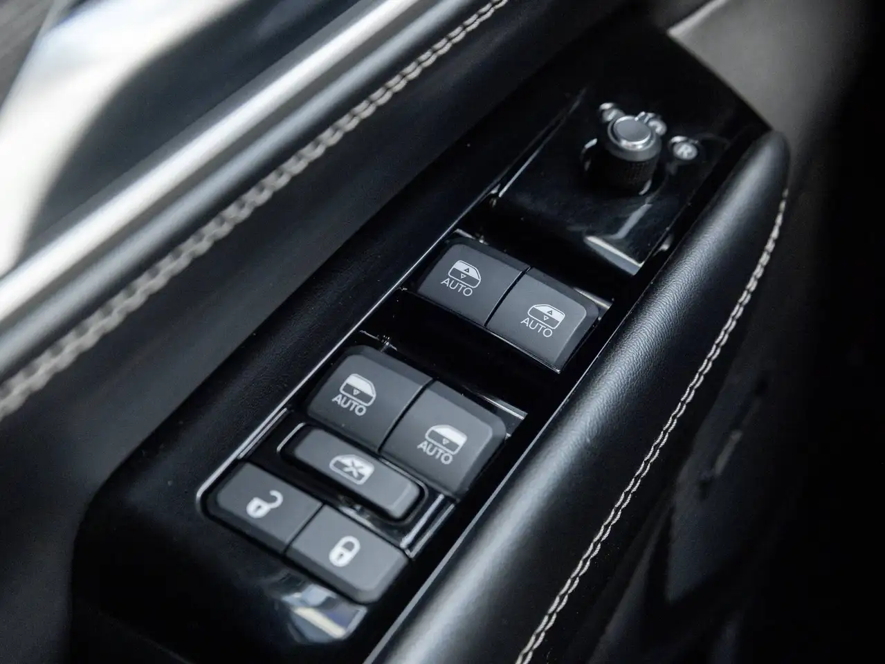 Jeep Wagoneer - Image 15