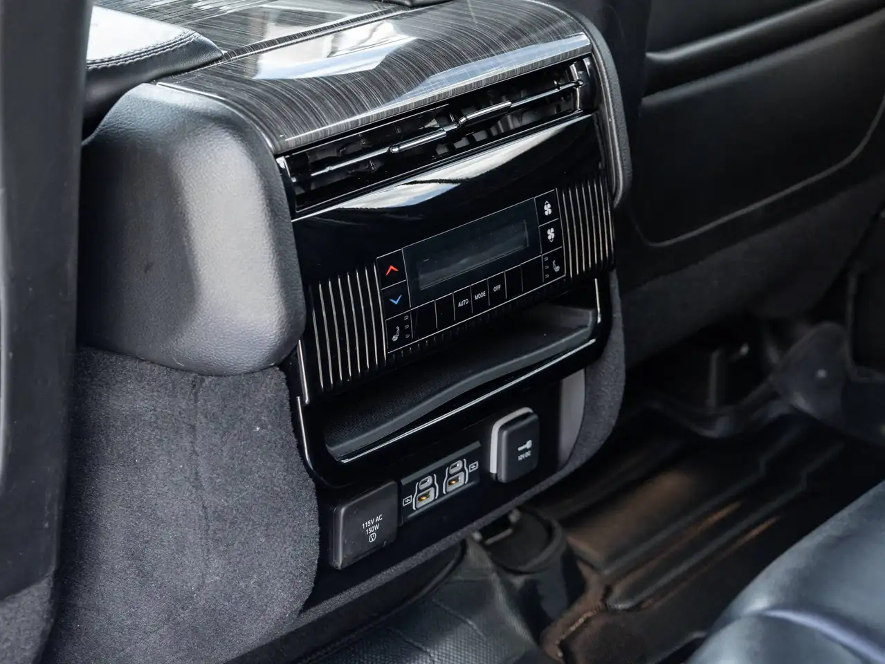 Jeep Wagoneer - Image 26