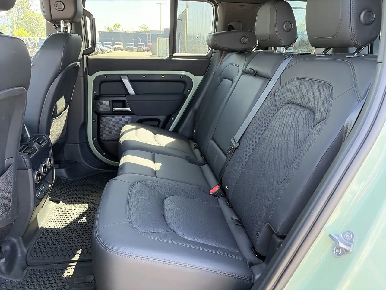 Land Rover Defender - Image 31