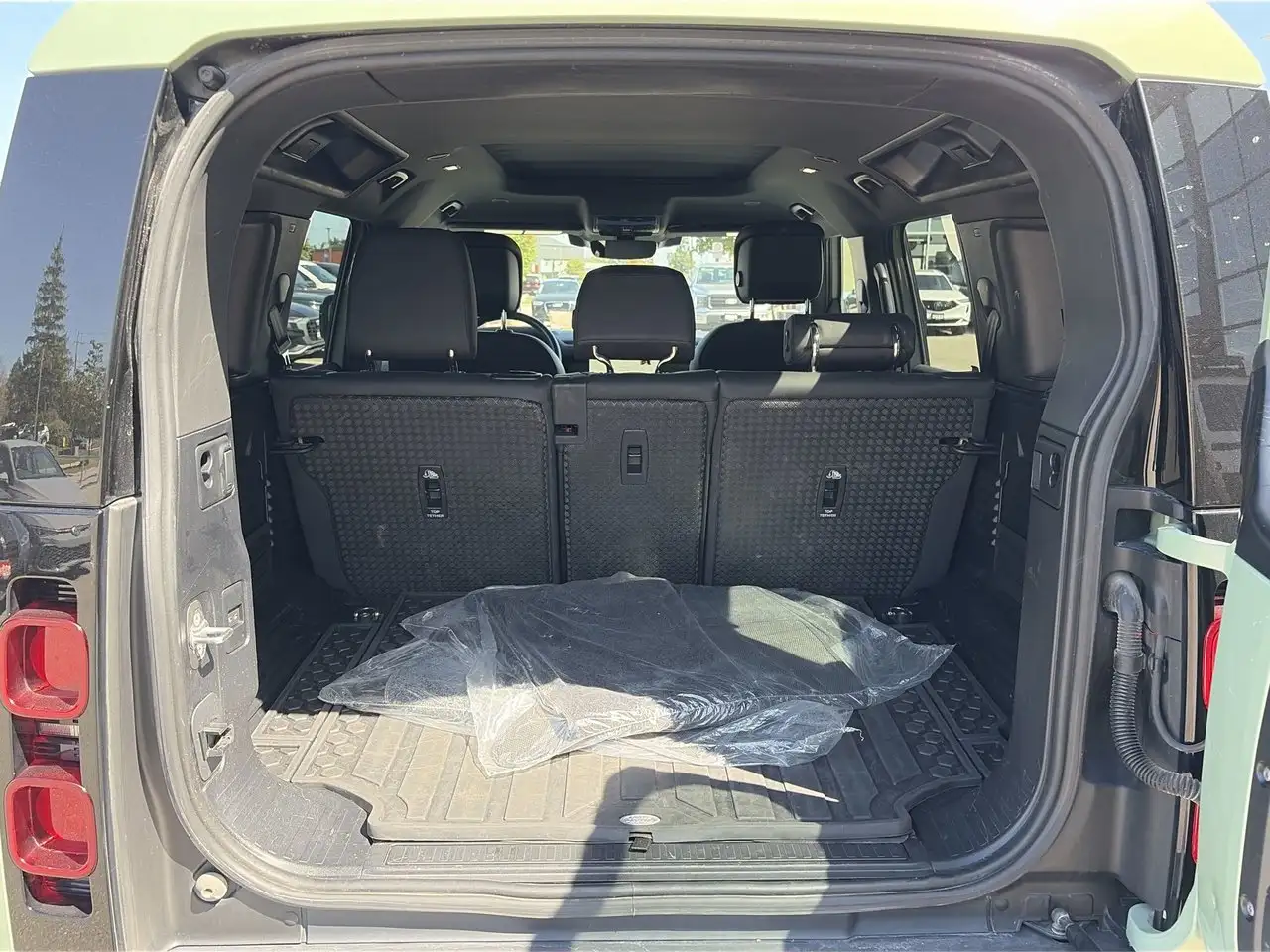 Land Rover Defender - Image 32