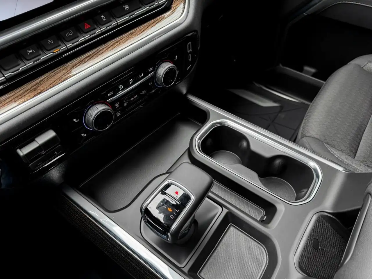 Chevrolet Silverado 1500 - Image 22