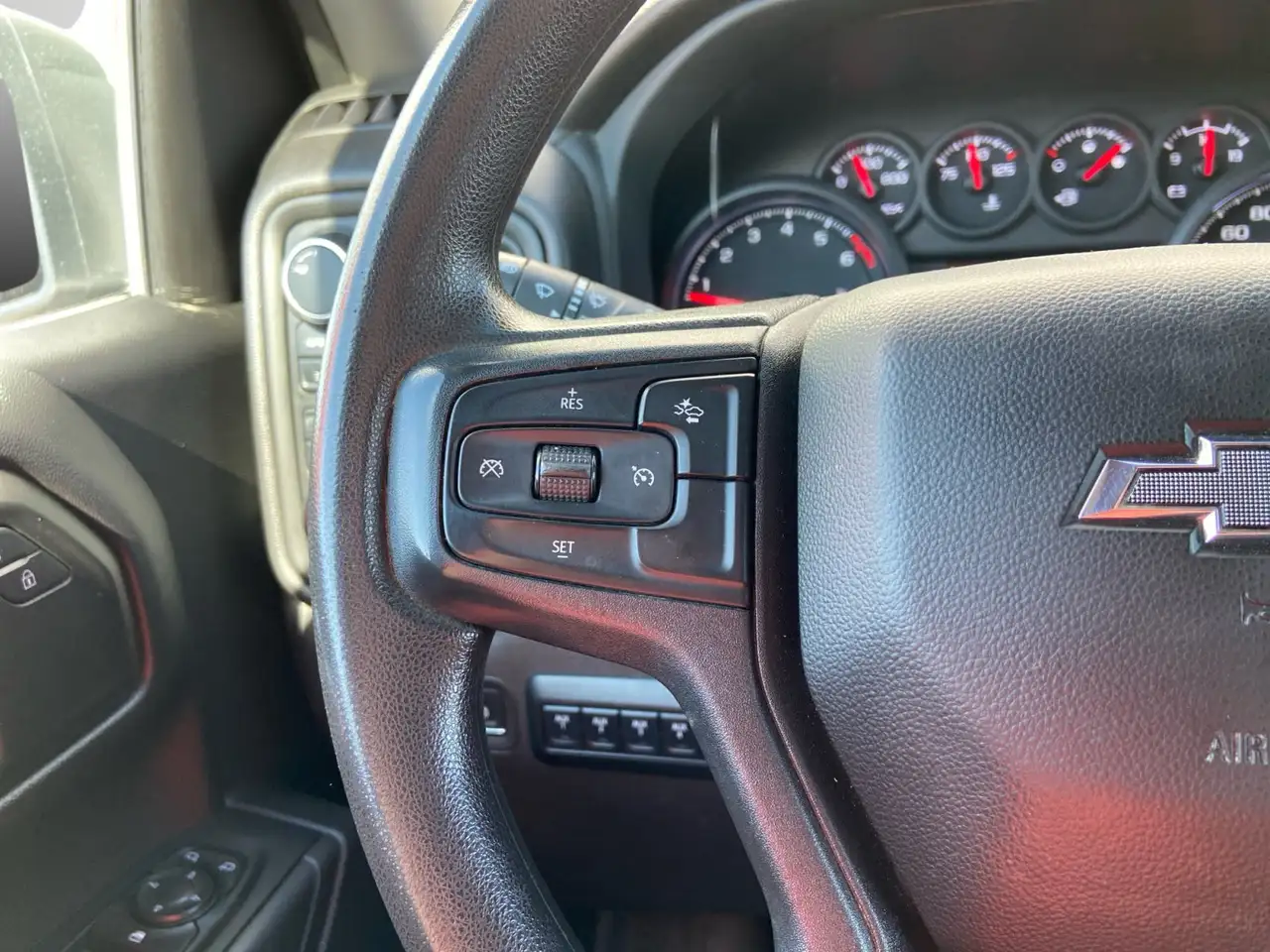 Chevrolet Silverado 1500 - Image 17