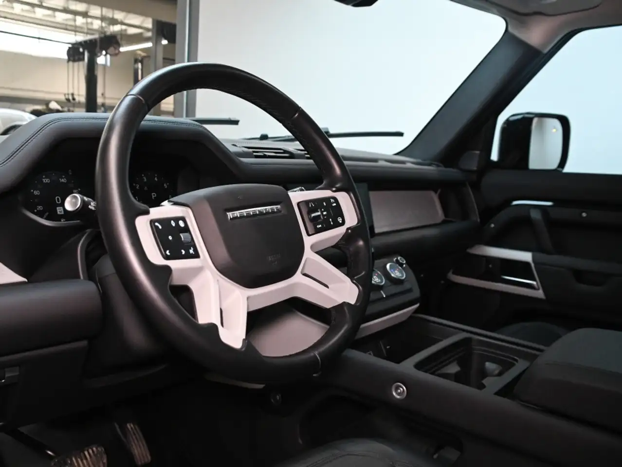 Land Rover Defender - Image 3