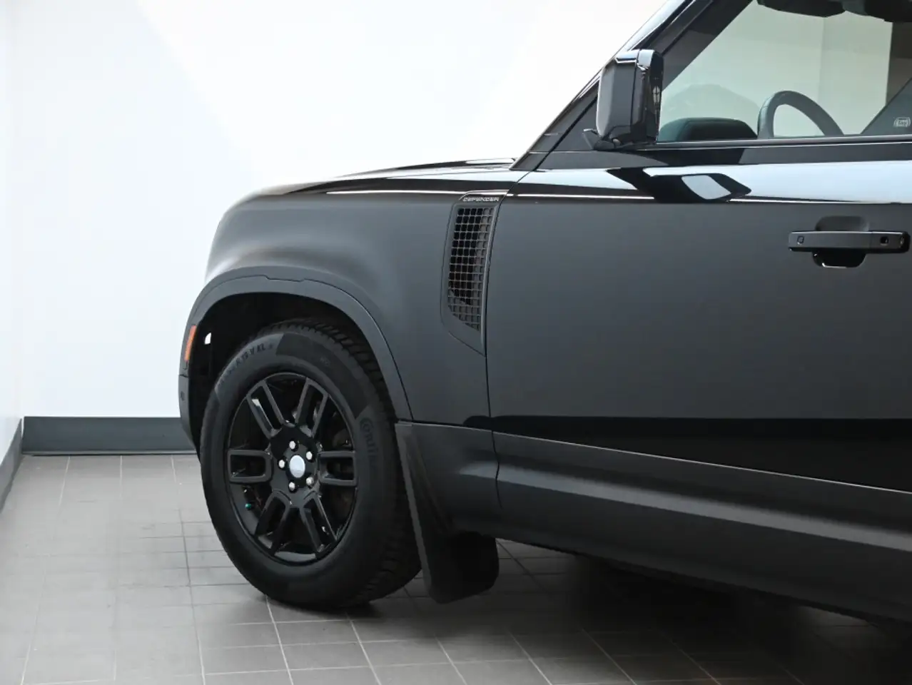 Land Rover Defender - Image 22