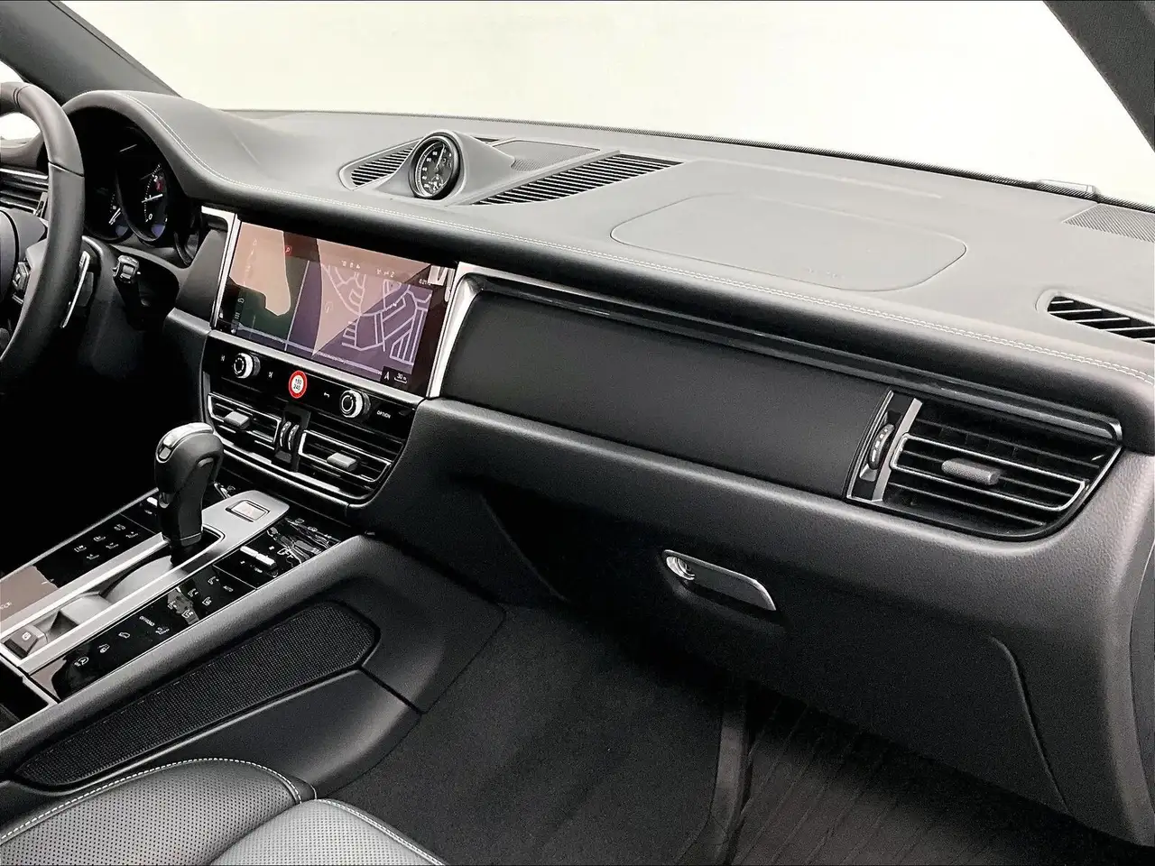 Porsche Macan - Image 26