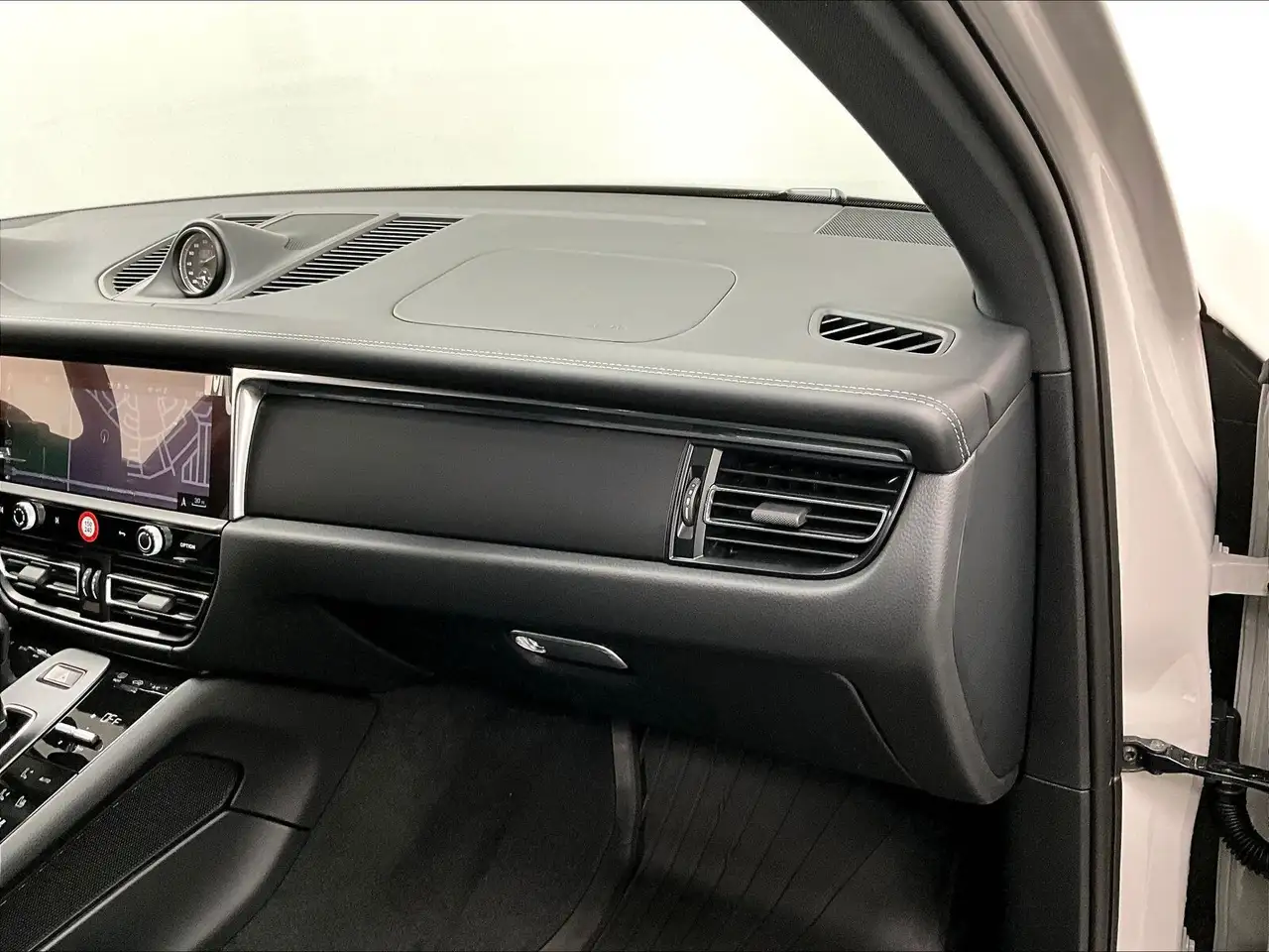 Porsche Macan - Image 25