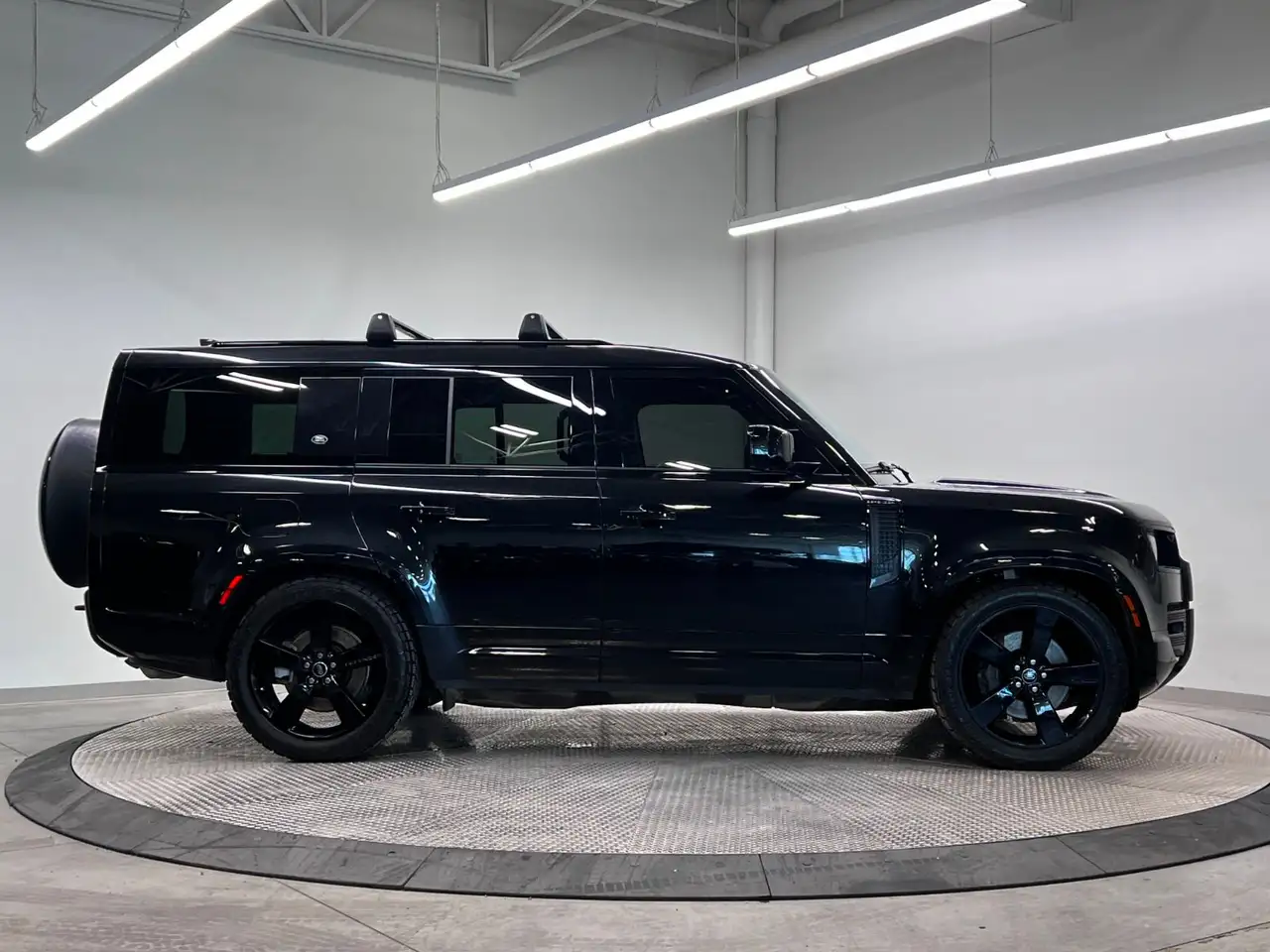 Land Rover Defender - Image 7