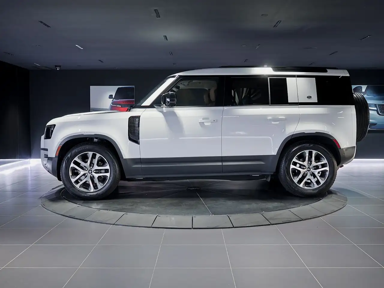 Land Rover Defender - Image 8