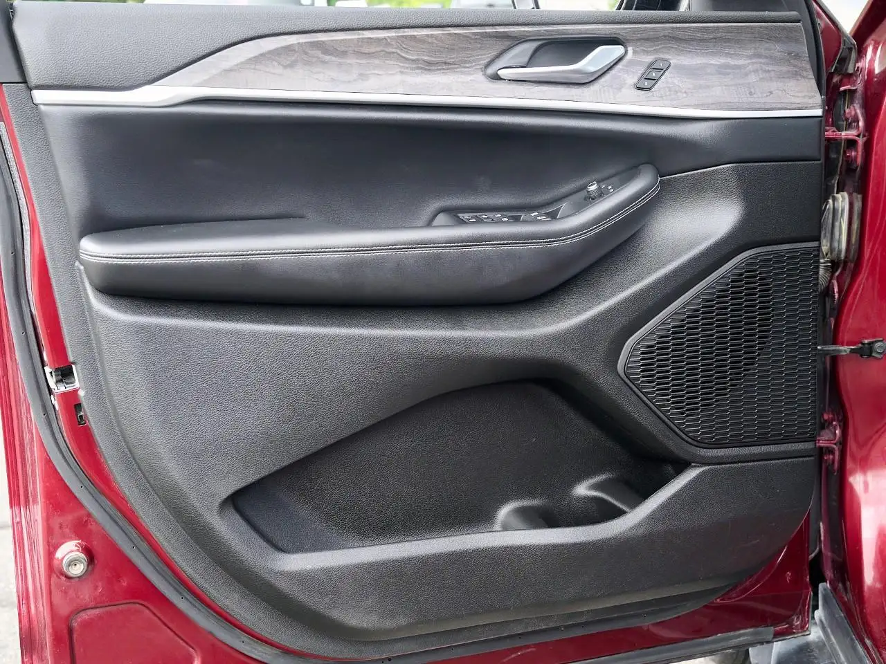 Jeep Grand Cherokee - Image 13
