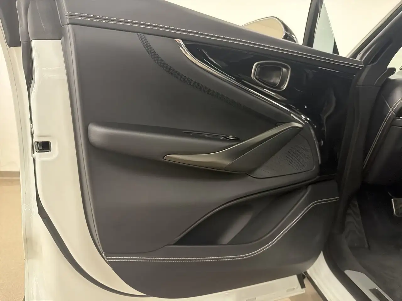 Aston Martin DBX - Image 15