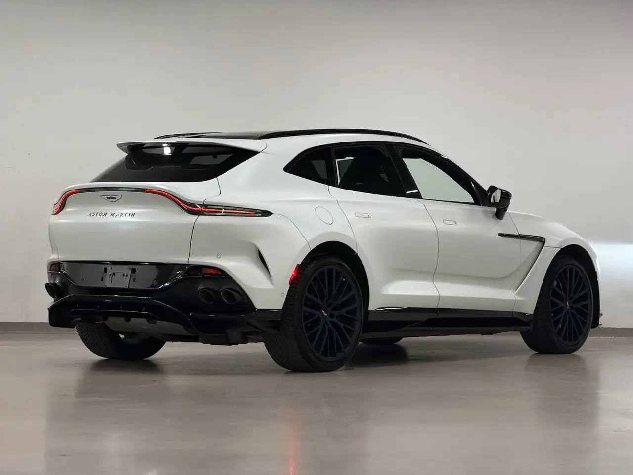 Aston Martin DBX - Image 8