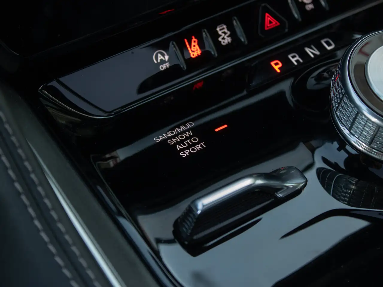Jeep Grand Wagoneer - Image 36