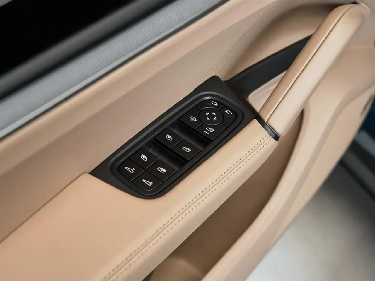 Porsche Cayenne - Image 28