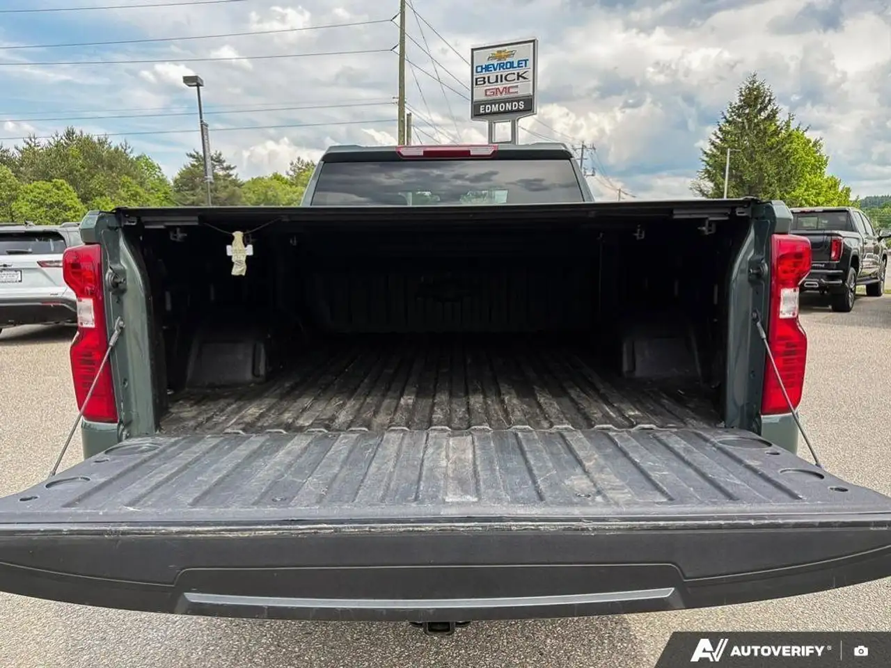 Chevrolet Silverado 1500 - Image 15