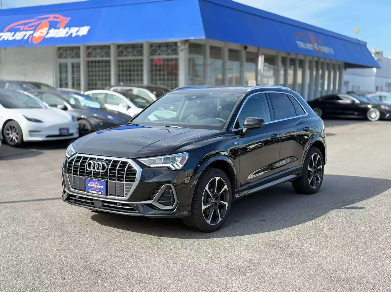 Audi Q3 - Image 1