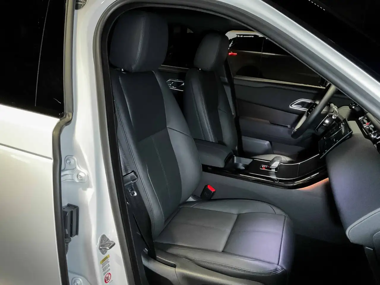 Land Rover Range Rover Velar - Image 19