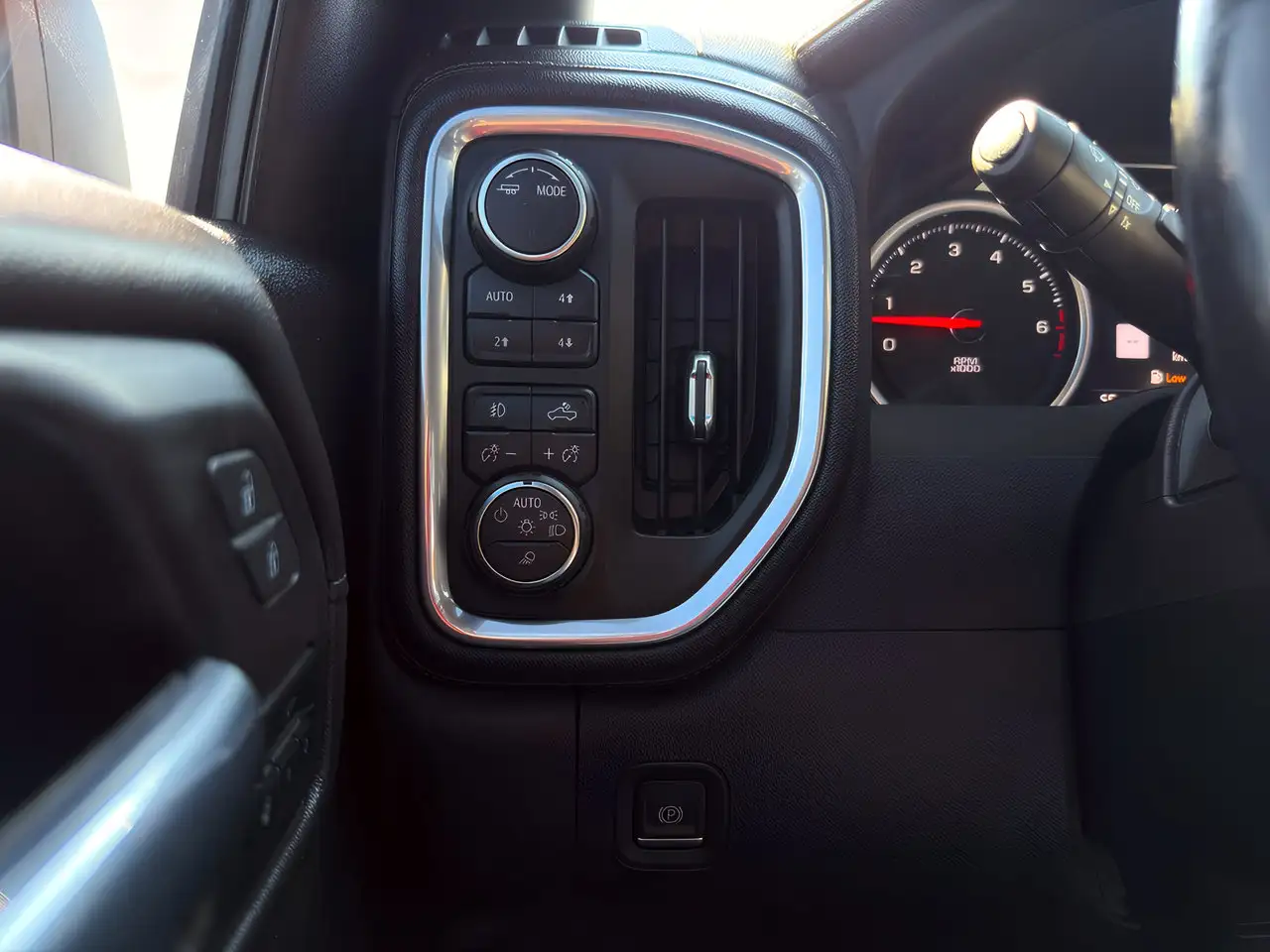 Chevrolet Silverado 1500 - Image 23
