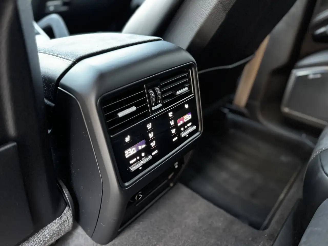 Porsche Cayenne - Image 28