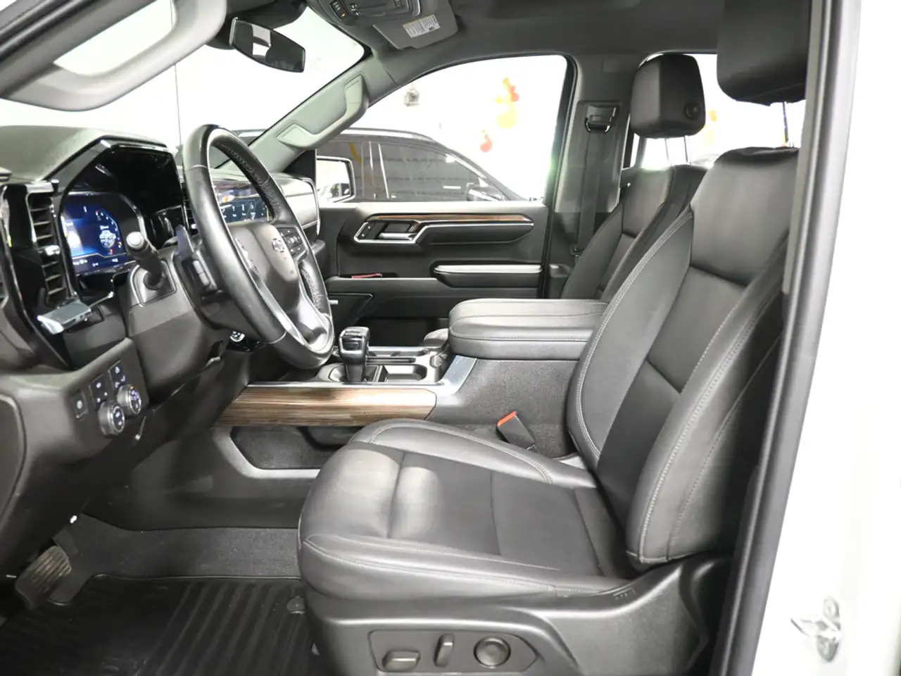 Chevrolet Silverado 1500 - Image 24