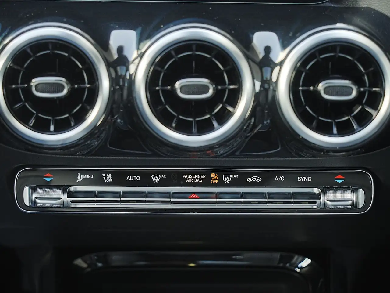 Mercedes-Benz GLA - Image 33