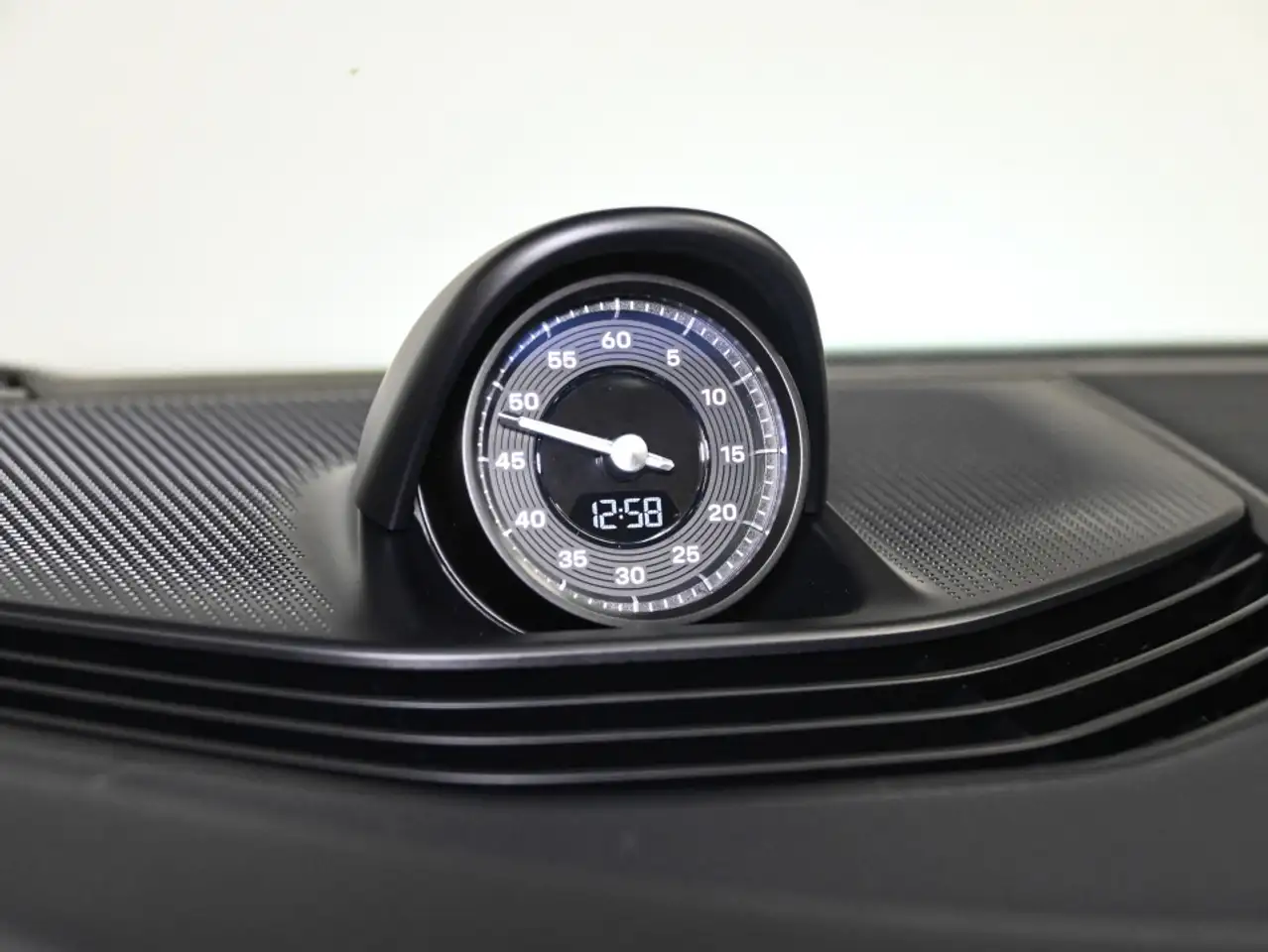 Porsche Taycan - Image 21