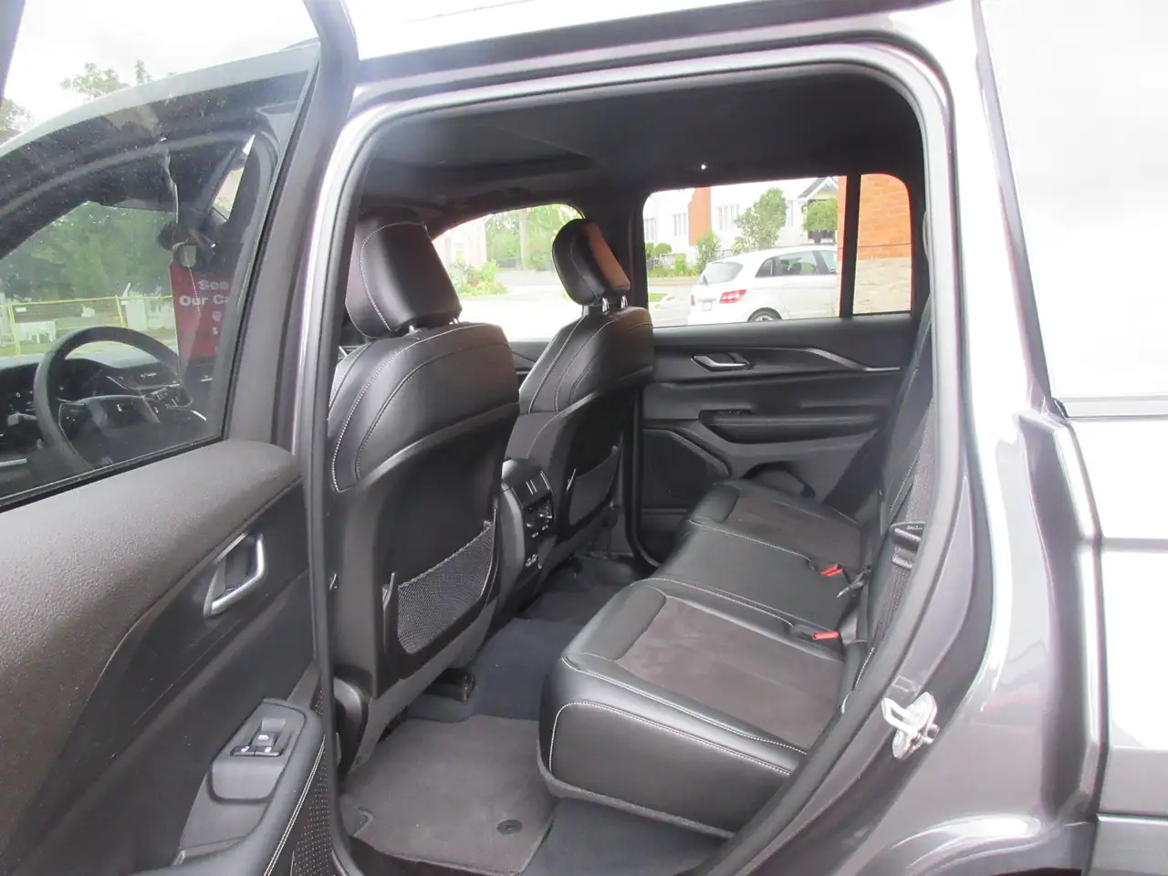 Jeep Grand Cherokee - Image 12